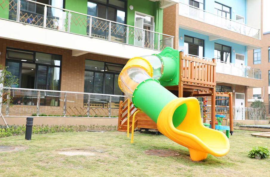 室外幼兒園木質(zhì)滑梯實物圖