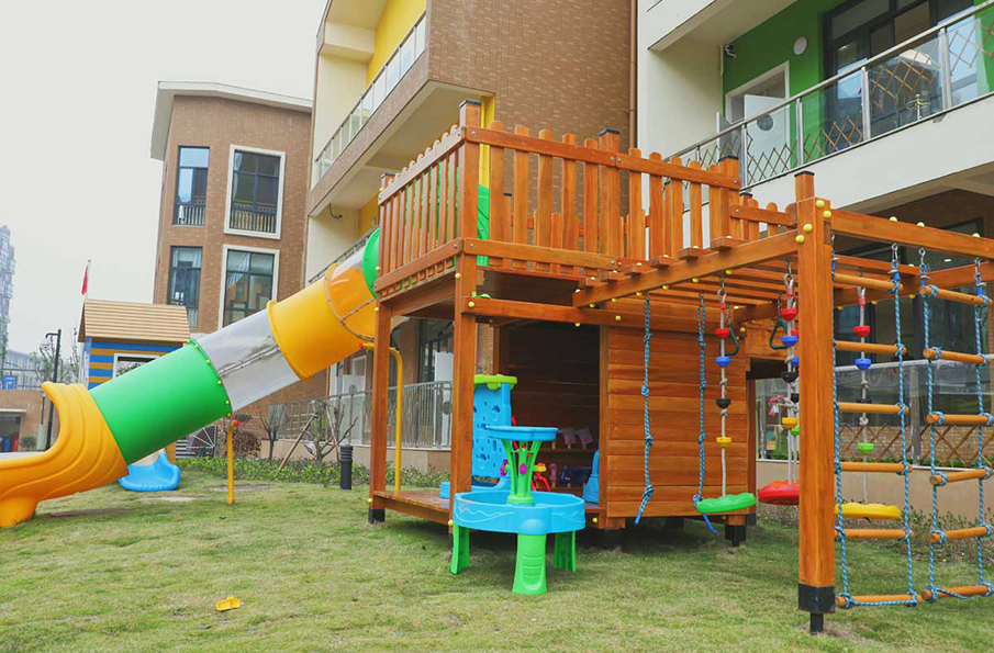 室外幼兒園木質(zhì)滑梯展示圖
