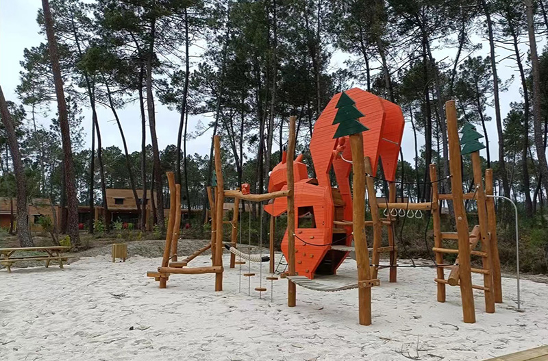 公園戶外原木滑梯